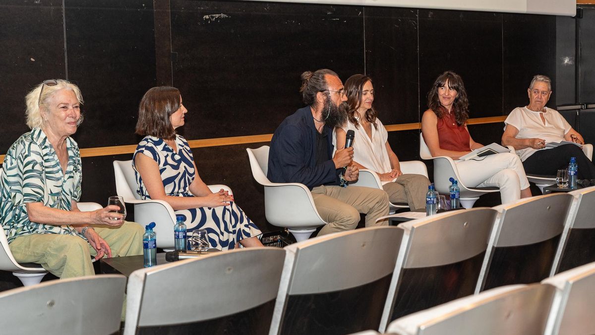 Los participantes durante el acto de la campaña 'Cosmética Libre de Edadismo'.