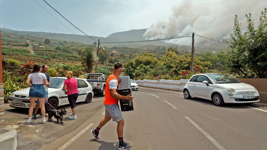 Vecinos del barrio de Las Llanadas, en el municipio tinerfeño de Los Realejos, recogen sus pertenencias y desalojan sus casas por recomendación de las autoridades ante la cercanía del incendio que afecta al norte de la isla