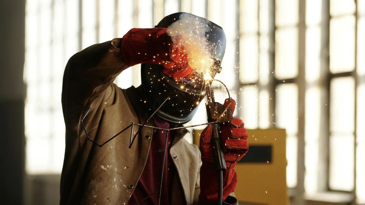 La economía cayó 2,1% por los derrumbes de la industria y el comercio, que golpean de lleno a los trabajadores