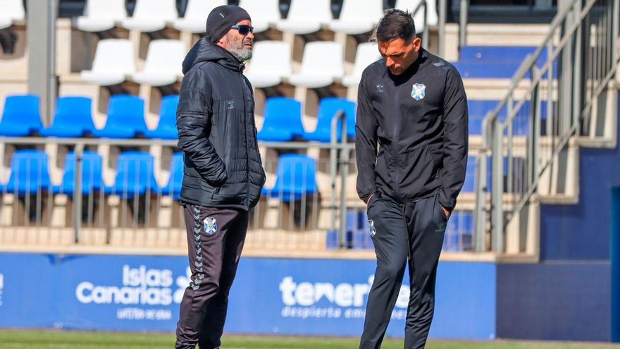 El Tenerife despide en Almería una temporada negra