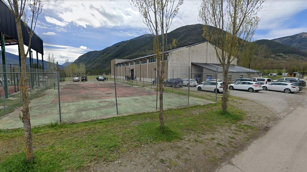 Pabellón municipal de Broto donde pasaron la noche los menores