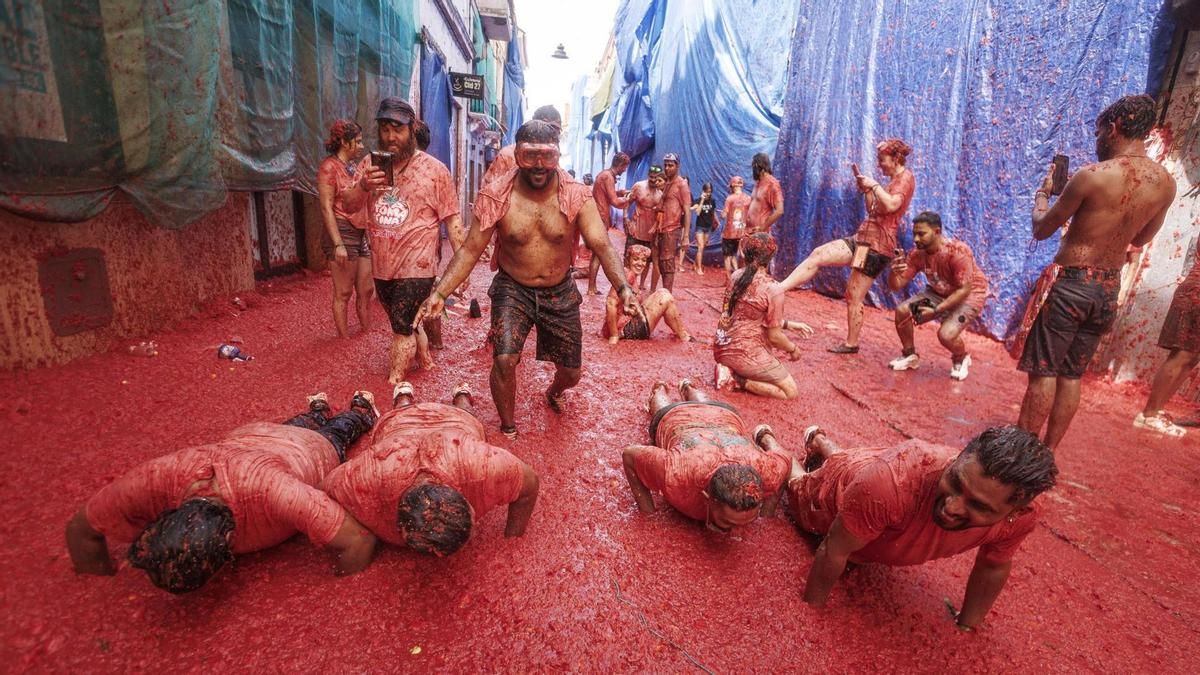 Buñol vuelve a convertirse, como cada último miércoles de agosto, en el escenario de la batalla sin tregua de su Tomatina.