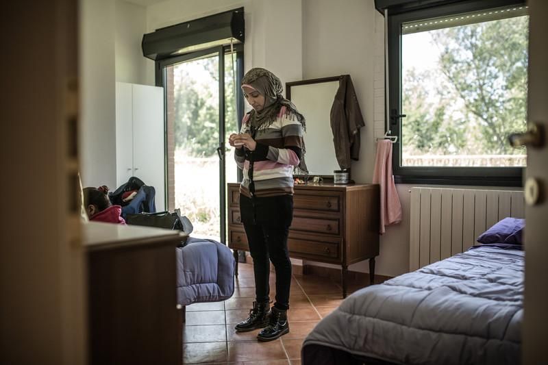 Fatem comienza a desarmar las maletas y a hacer propio este nuevo espacio. Fotografía: Pablo Tosco/Oxfam Intermón