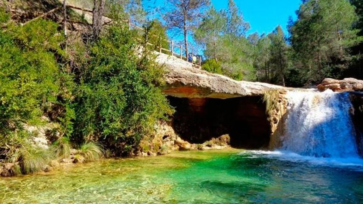 Su nombre hace una referencia directa a la increíble transparencia de sus aguas, ya que parecen un cristal de pureza extraordinaria