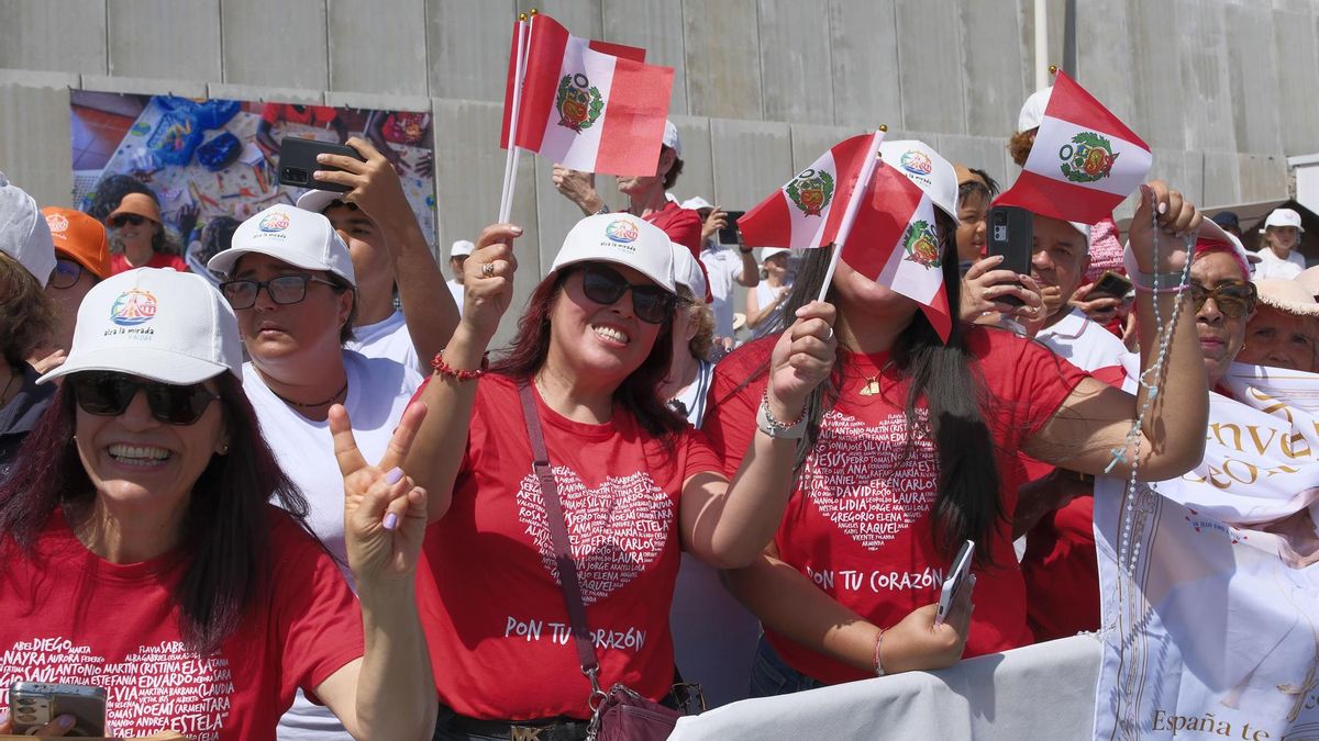 Representantes de la comunidad peruana asisten al encuentro que el papa León XIV ha mantenido en el muelle de Arguineguín.