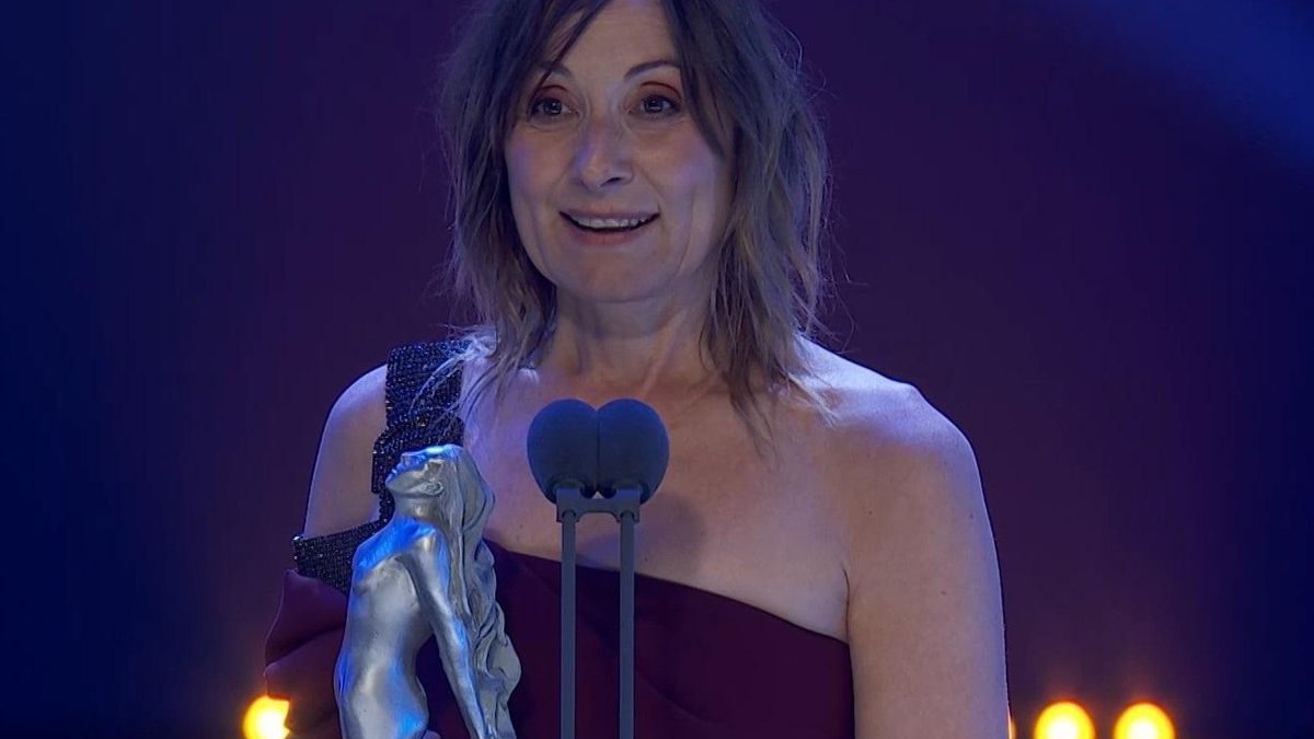 La actriz Nathalie Poza durante su discurso de agradecimiento por el premio Talía
