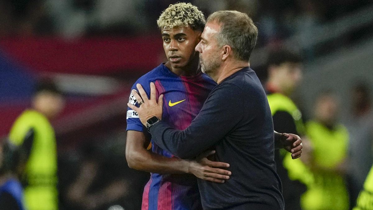 O técnico do Barcelona, ​​Hansi Flick, conversa com Lamin Yamal  