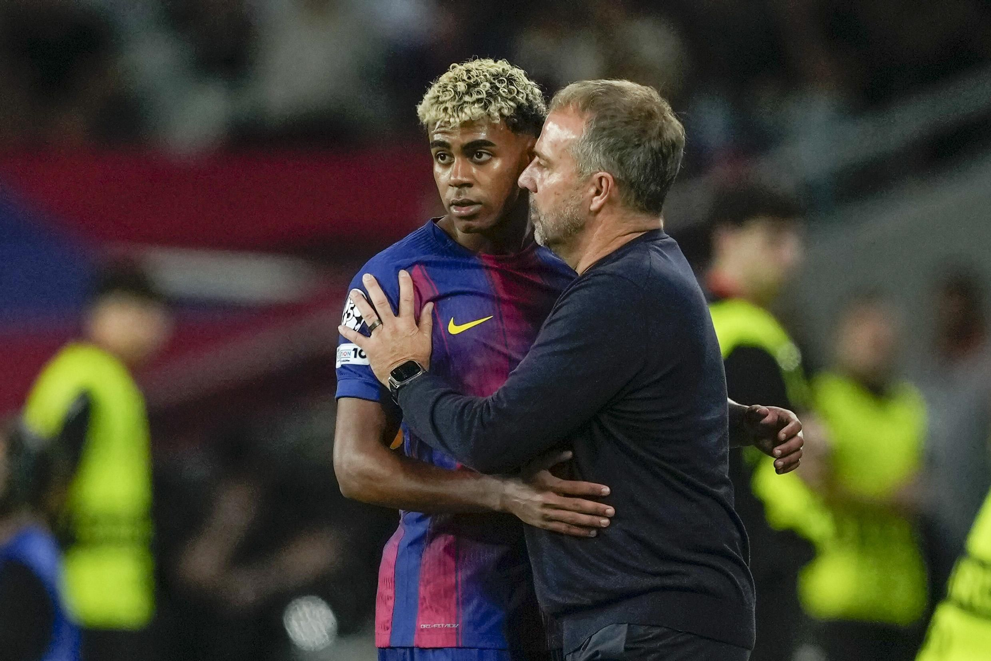 El entrenador del Barcelona, Hansi Flick, conversa con Lamine Yamal  durante el partido de la tercera jornada de la Liga de Campeones