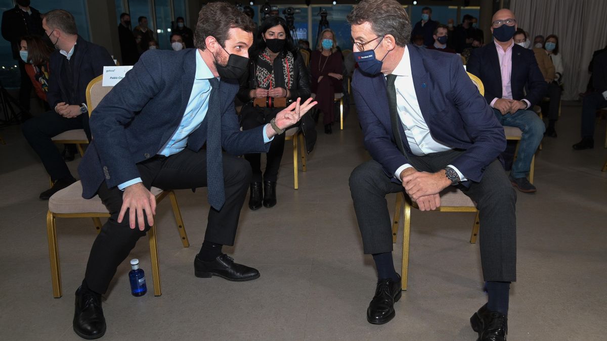 Archivo - El presidente del Partido Popular, Pablo Casado,  y el presidente de la Xunta de Galicia, Alberto Núñez Feijóo, charlan en un acto sobre economía y fondos europeos celebrado en A Coruña, Galicia (España), a 18 de diciembre de 2020.