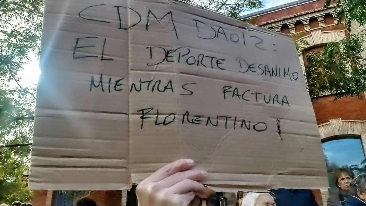Pancarta mostrada durante la protesta del sábado, con el mensaje "CDM Daoíz: el deporte desanimo mientras factura Florentino".