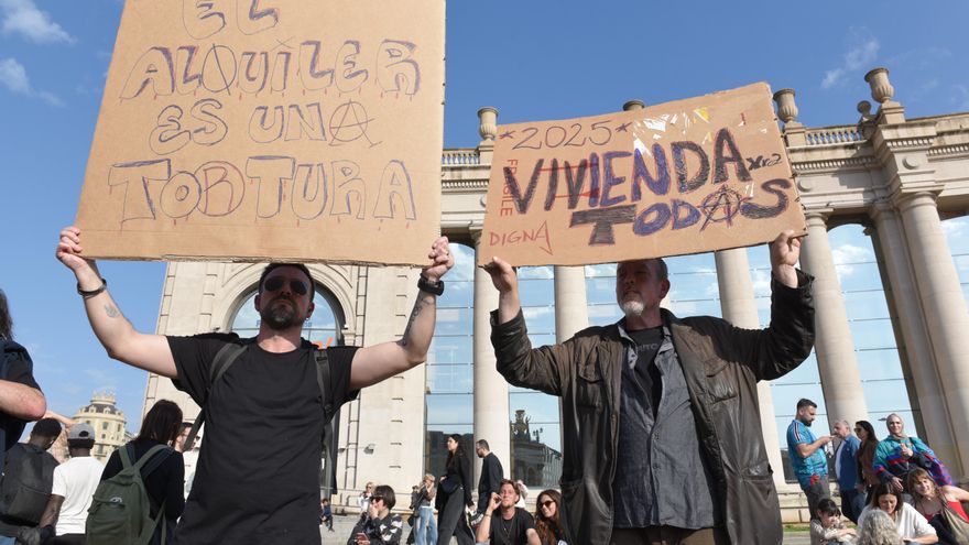 Decenas de personas durante una manifestación por la vivienda con el lema 'Abaixem el lloguer', en la Plaza Espanya.