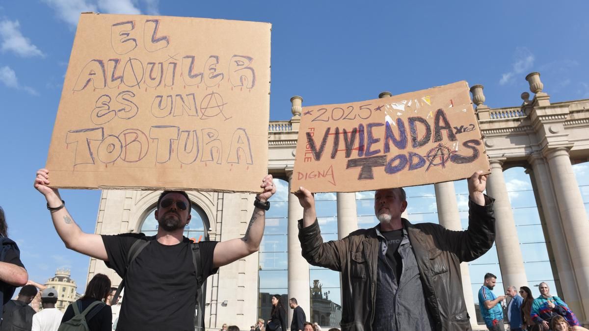 Manifestación por la vivienda con el lema 'Abaixem el lloguer', en la Plaza Espanya de Barcelona.