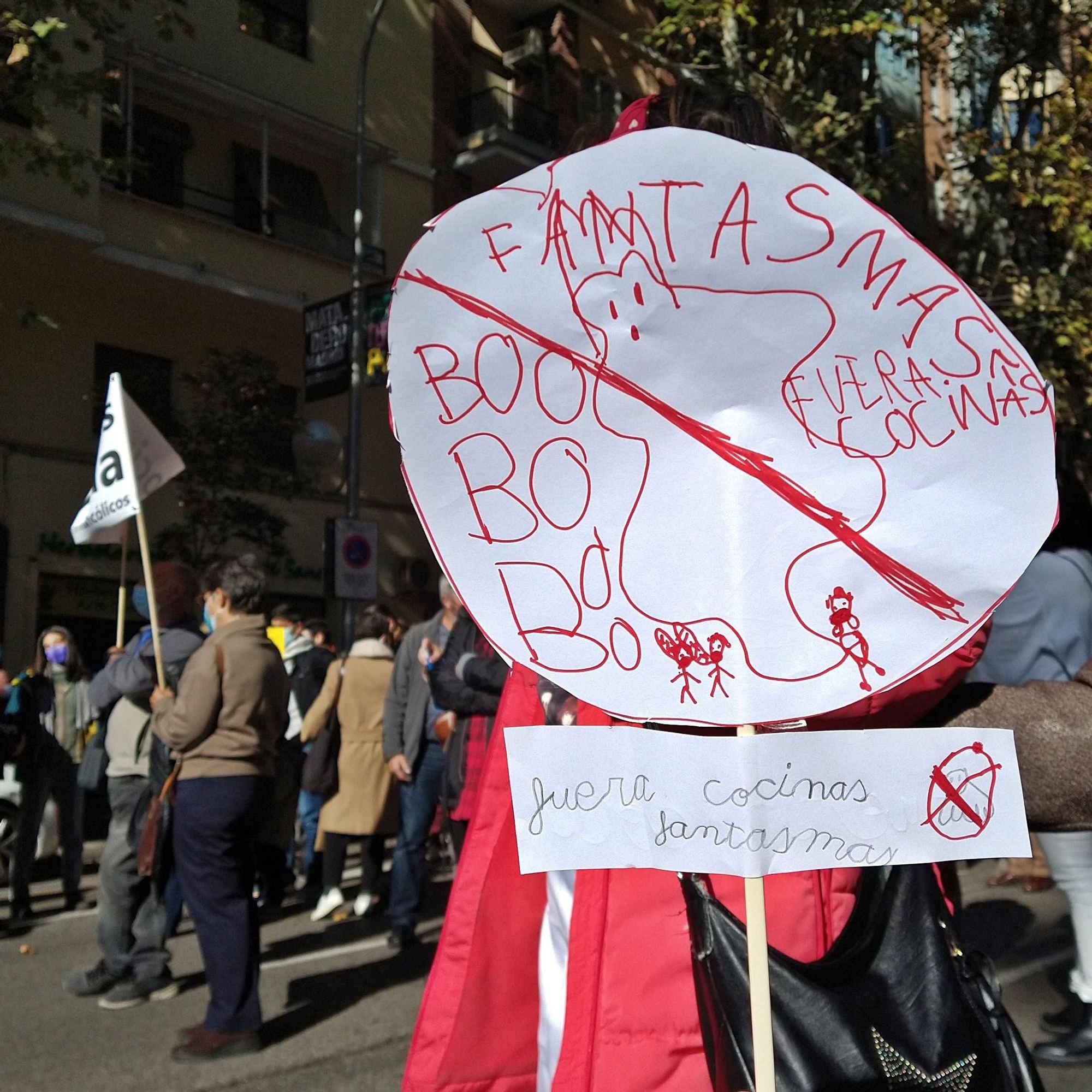 Cientos de manifestantes contra las cocinas fantasma de Madrid