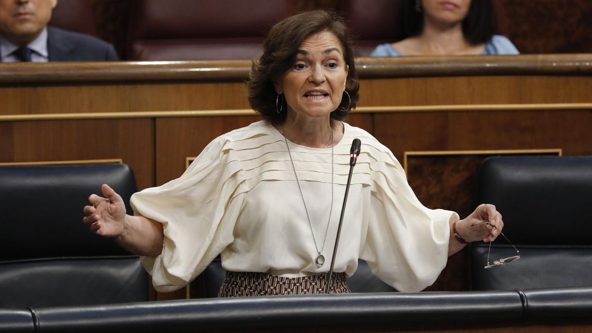 La vicepresidenta Carmen Calvo durante una sesión de control al Gobierno en el Congreso.