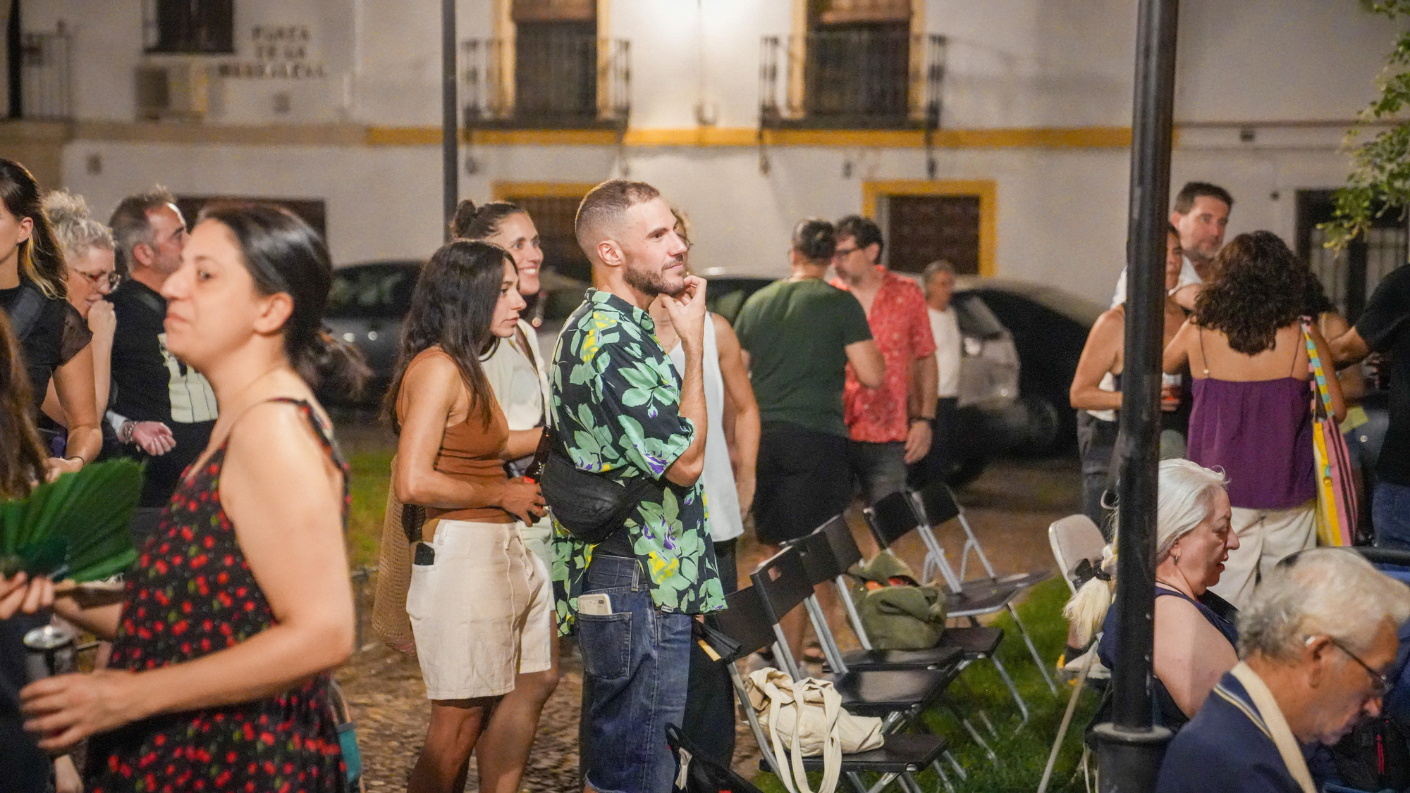 Concentración en defensa de los cines de verano, con la proyección de Un perro andaluz en la plaza de la Magdalena