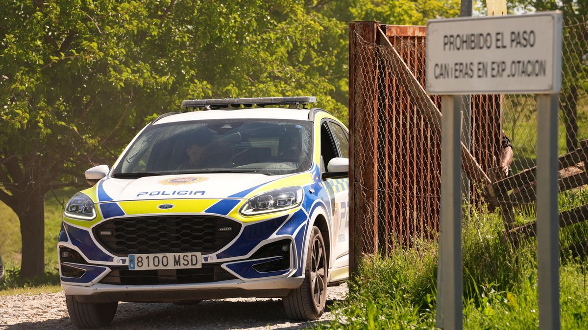 Dispositivo policial para la búsqueda del joven desaparecido en el lago Azul en abril de 2026