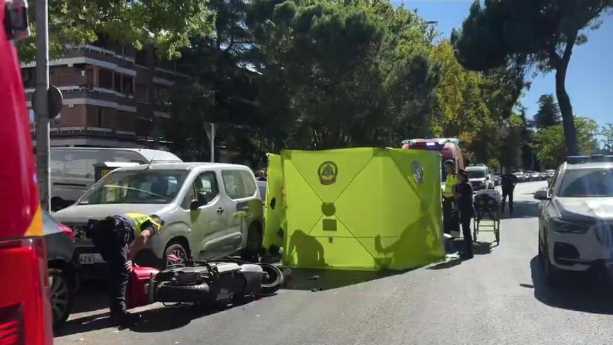 Un muerto al perder el control de la moto de alquiler que conducía y chocar con varios coches en la calle Arturo Soria