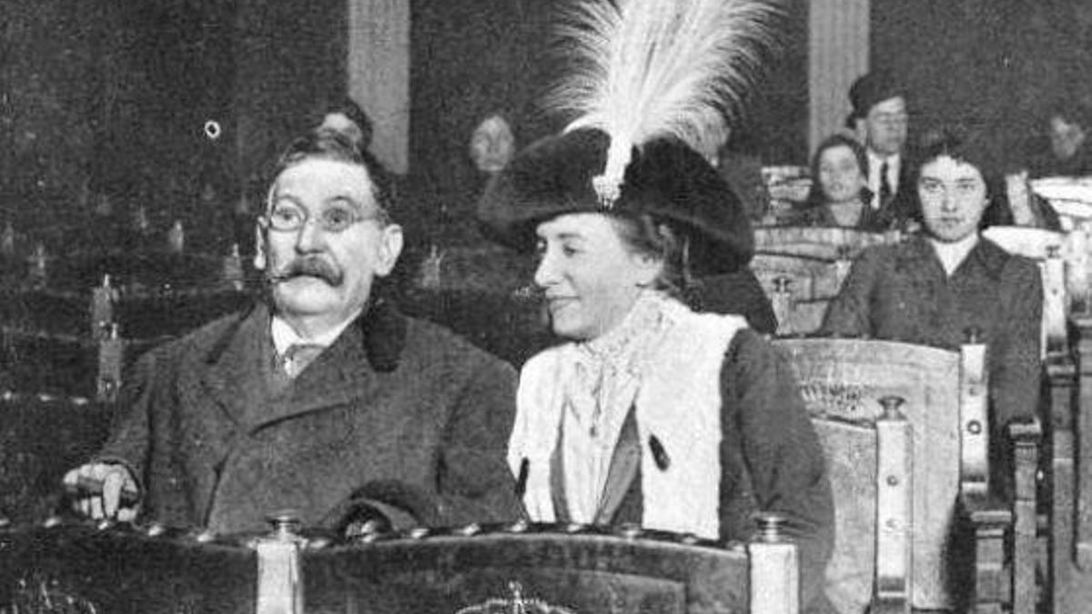 Sofia Casanova y Benito Pérez Galdós durante un ensayo escénico de la obra de Casanova "La Madeja".