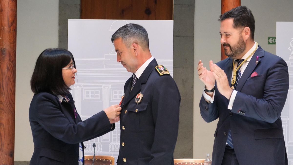 Uno de los bomberos, recibiendo la distinción de manos de la alcaldesa, Carolina Darias.