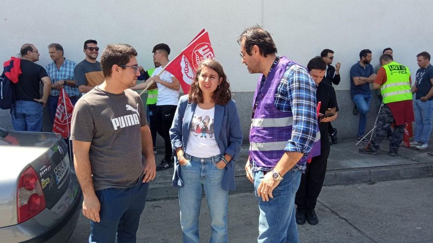 Iren de Miguel en Villafranca ante la fábrica de envases de vidrio