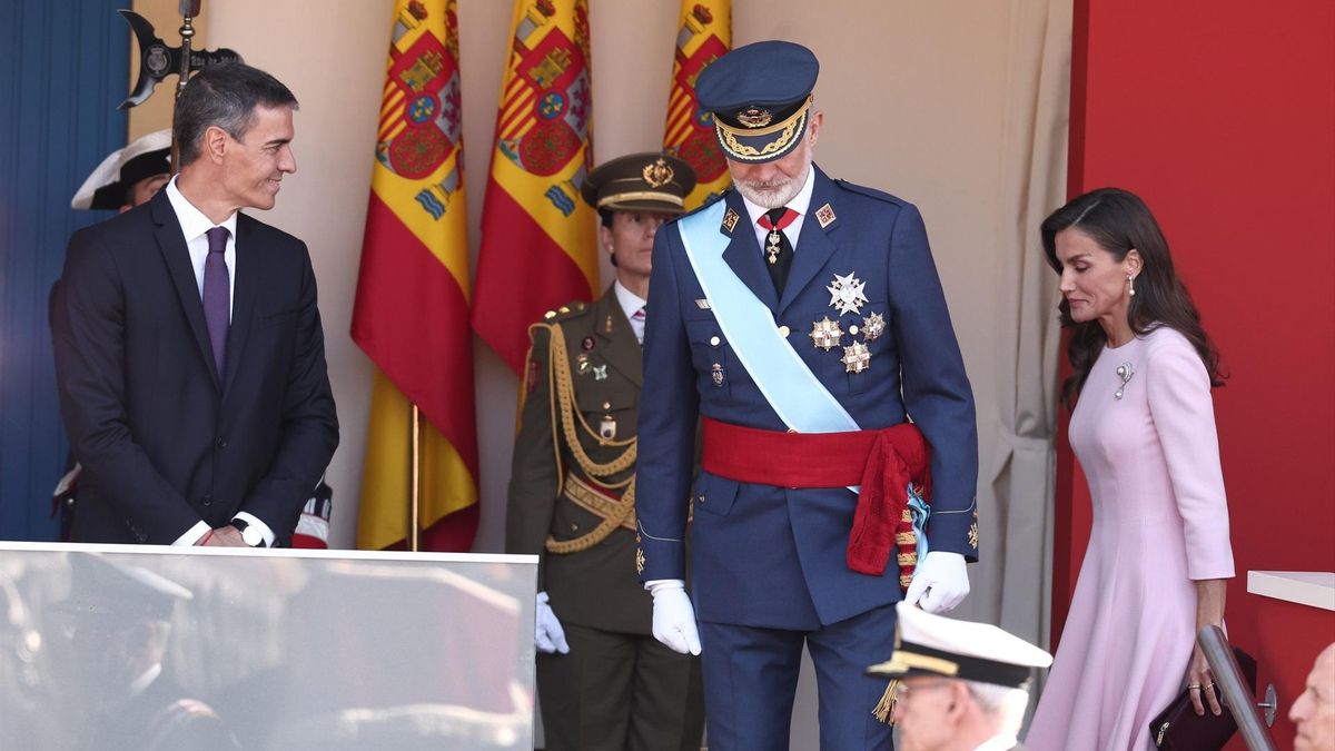 El presidente del Gobierno Pedro Sánchez; el rey Felipe VI y la reina Letizia, durante desfile militar por el 12 de octubre, en Madrid.