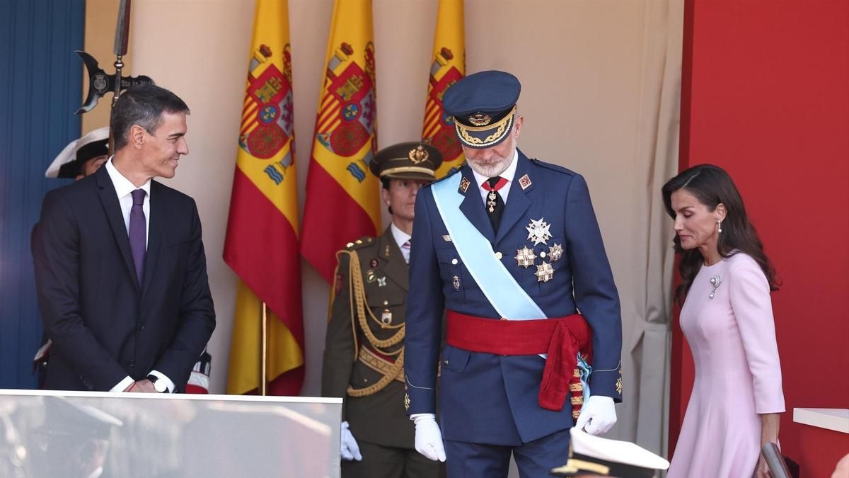 El presidente del Gobierno Pedro Sánchez; el rey Felipe VI y la reina Letizia, durante desfile militar por el 12 de octubre, en Madrid.