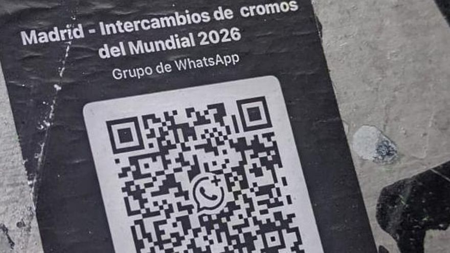 Un código QR pegado a uno de los muros para compartir cromos del Mundial 2026