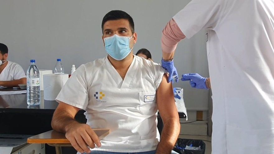 Sanitario del SCS recibiendo la vacuna contra el coronavirus