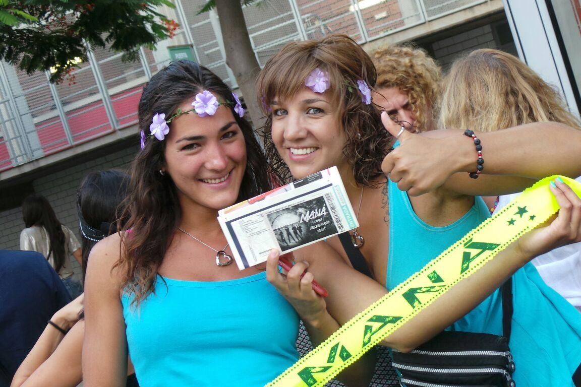 Llegada del público al concierto de Maná (MOISÉS PÉREZ)