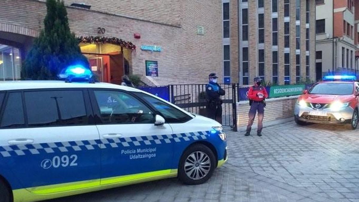 La Policía Municipal de Pamplona y la Policía Foral controlan los acceso a una residencia universitaria que ha sido confinada por casos de Covid-19.