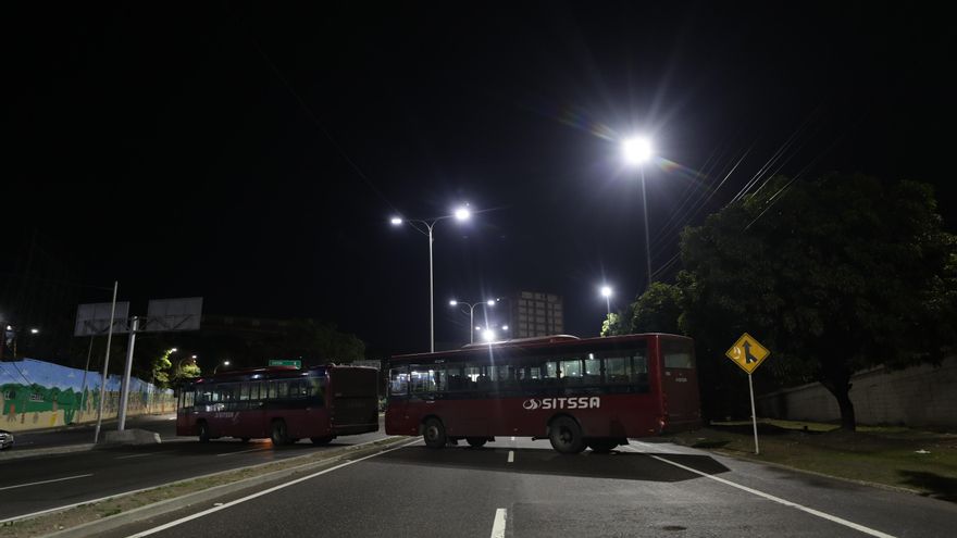 Dos autobúses bloquean una de las carreteras de acceso a Caracas.