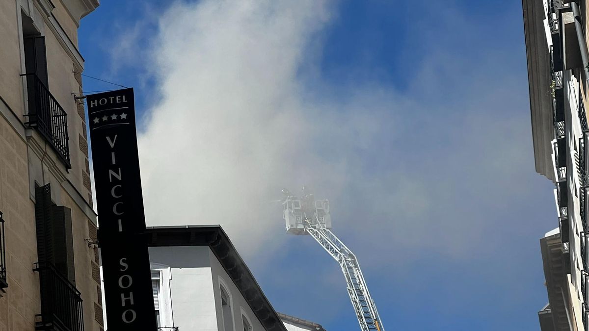 La nube de humo que ha generado el incendio y que se puede ver desde varios puntos del barrio