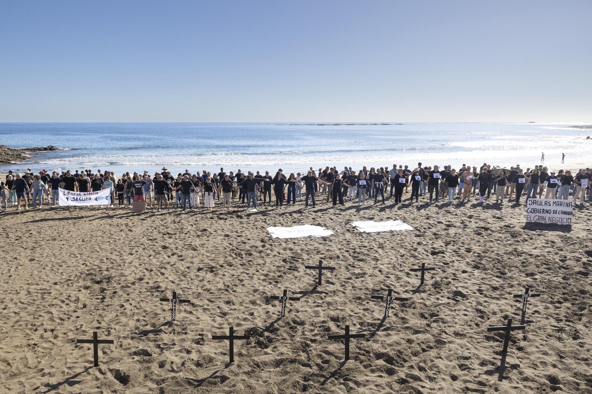 Cadena humana contra las jaulas marinas en la costa de Telde