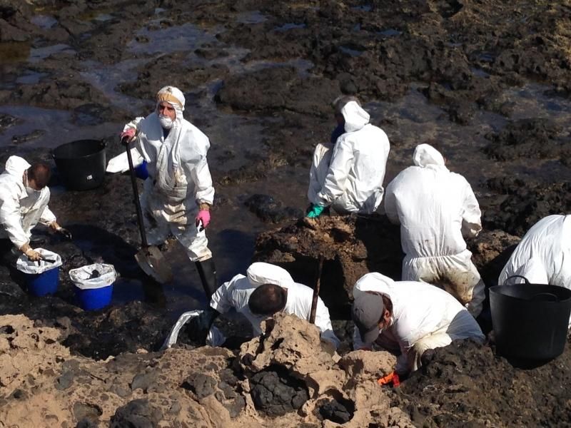 Vertido de petróleo en la playa de El Cabrón.