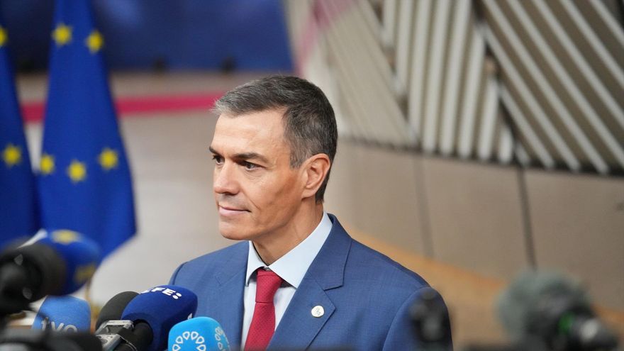 El presidente del Gobierno, Pedro Sánchez, atiende a los medios a su llegada a la reunión del Consejo Europeo, a 23 de octubre de 2025, en Bruselas (Bélgica).