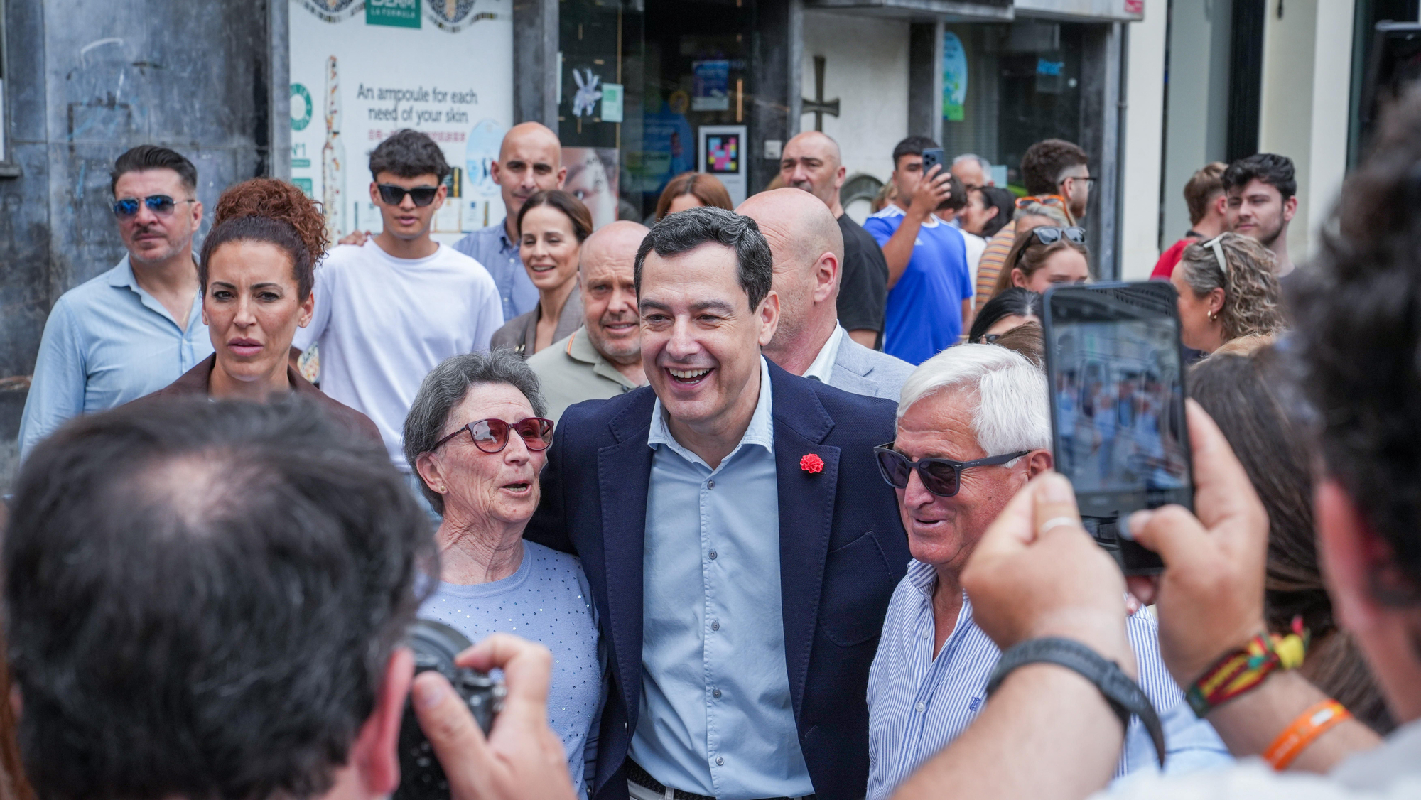 Juanma Moreno visita las Cruces de Mayo