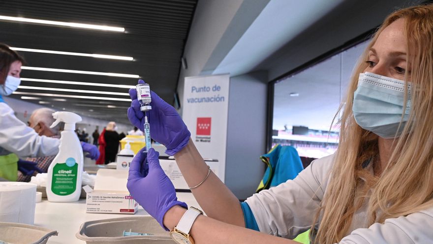 Una sanitaria prepara una dosis de la vacuna contra la covid-19 en el estadio Wanda Metropolitano en Madrid. EFE/ Fernando Villar/Archivo