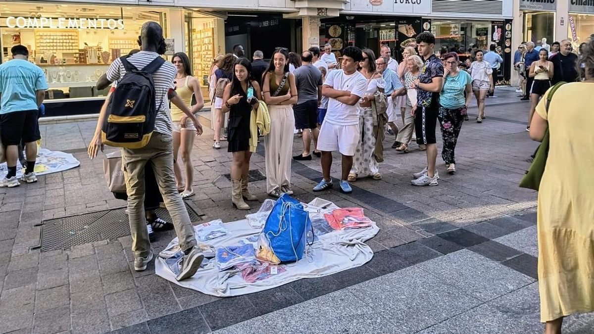 Probarse la ropa en la calle