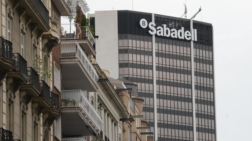 Qué es BPCE, el banco francés que ha entrado en Sabadell para evitar otra OPA como la del BBVA