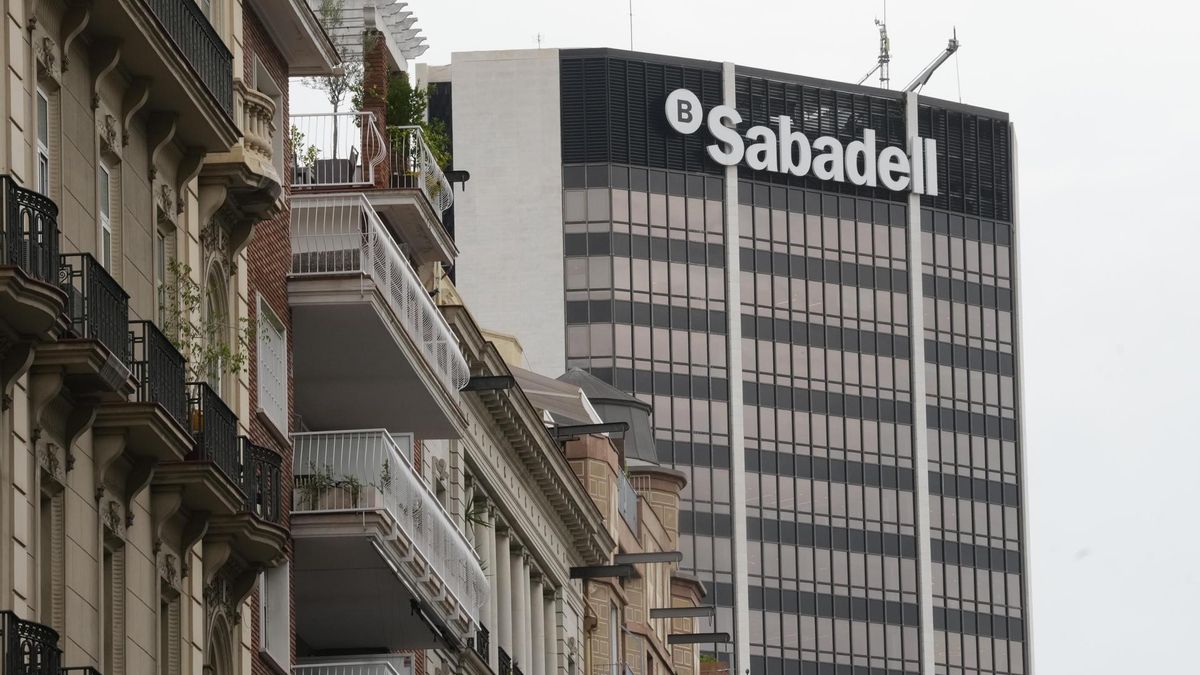 Qué es BPCE, el banco francés que ha entrado en Sabadell para evitar otra OPA como la del BBVA