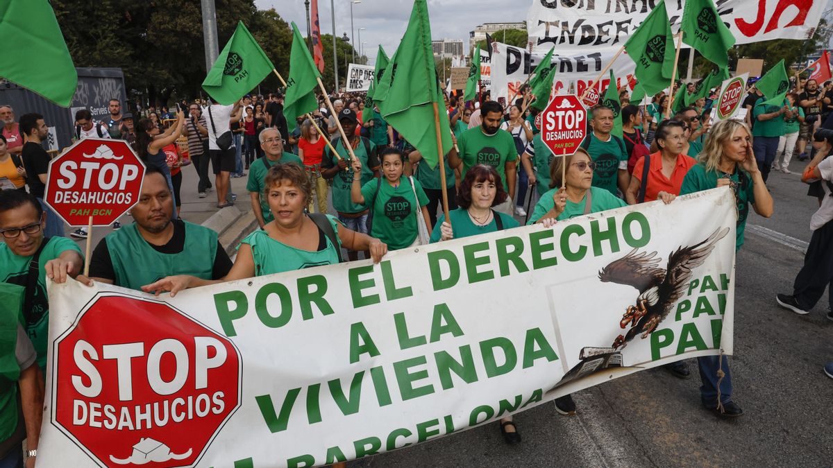 Varias personas participan este lunes en una manifestación convocada por el Sindicat de Llogateres de Catalunya y el Sindicat d’Habitatge Socialista de Catalunya frente al lugar donde se celebra un acto al que asiste el presidente de Gobierno, Pedro Sánchez, para reclamar que el decreto sobre vivienda incluya la opción de contratos indefinidos, frente al Palau de Congressos de Catalunya en Barcelona.