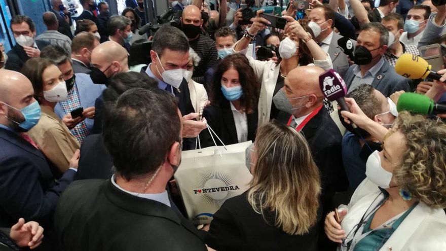 Pedro Sánchez en Fitur recibiendo la Caja Blanca llena de regalos de Turismo de Pontevedra
