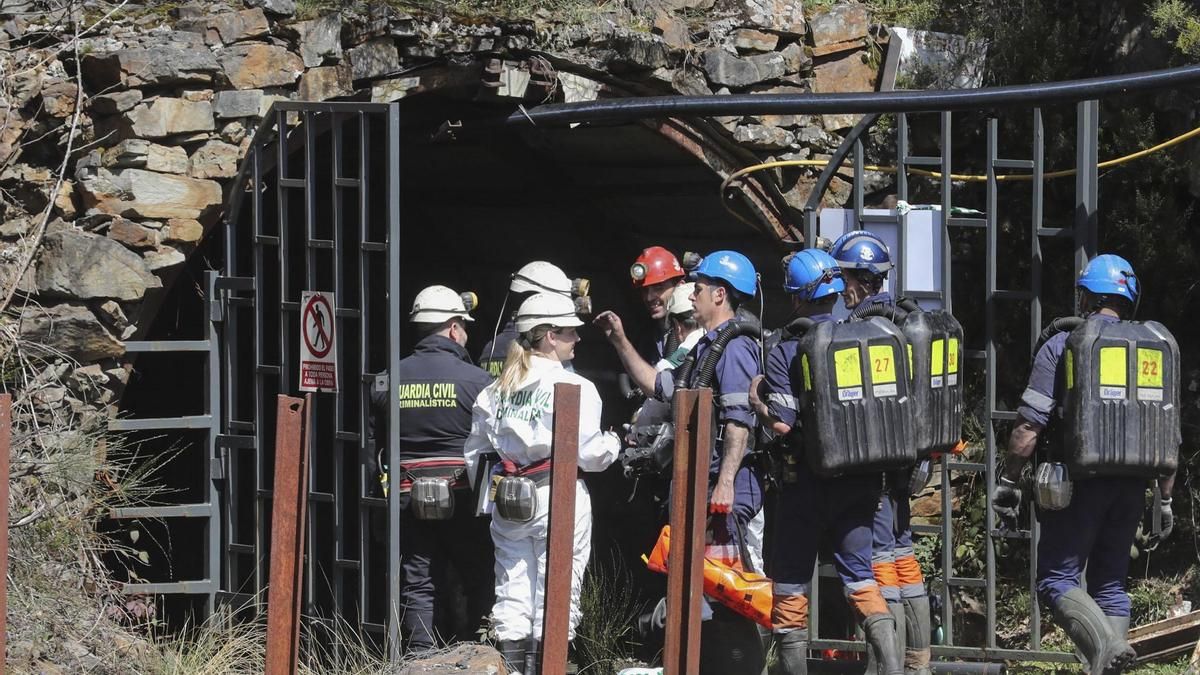 La Policía Judicial y numerosos personal accede a la mina de Cerredo para inspeccionar el lugar de la explosión.