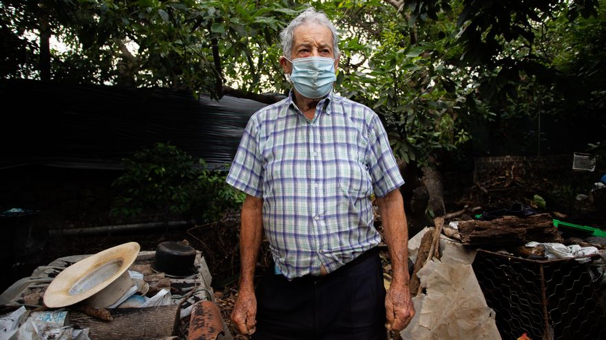 El padre de Victoria, en su finca ahogada por la ceniza