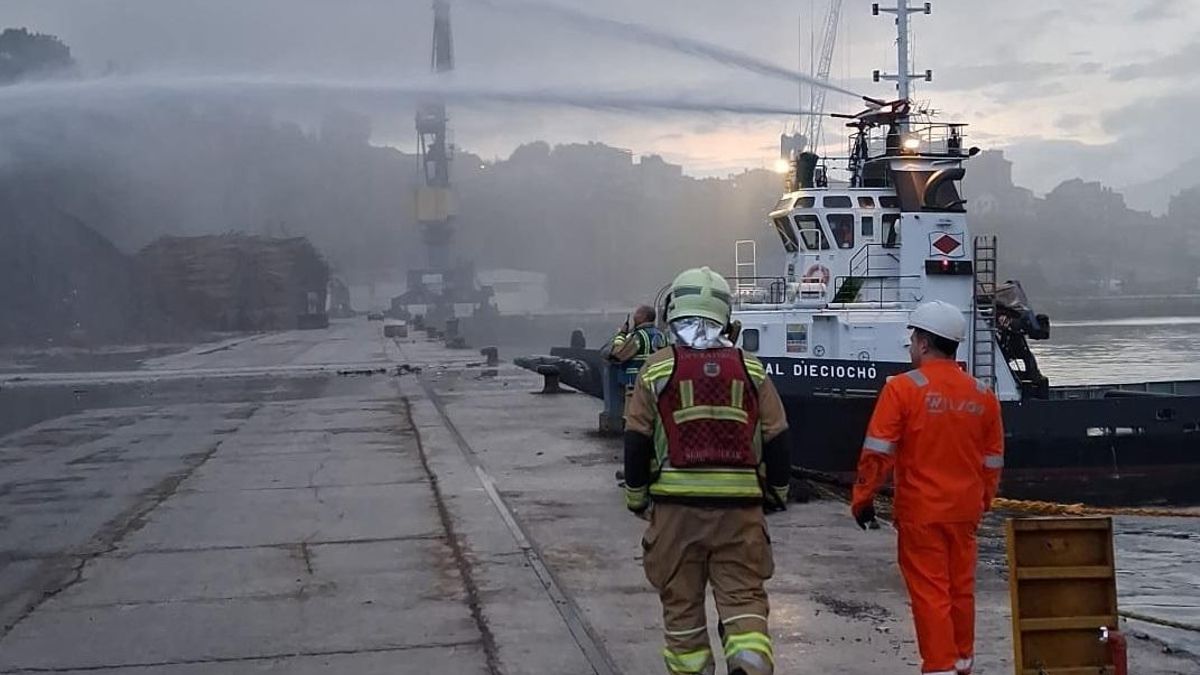 Un incendio en la chatarra del Puerto de Pasaia (Gipuzkoa) obliga a la población de Lezo a permanecer en sus viviendas