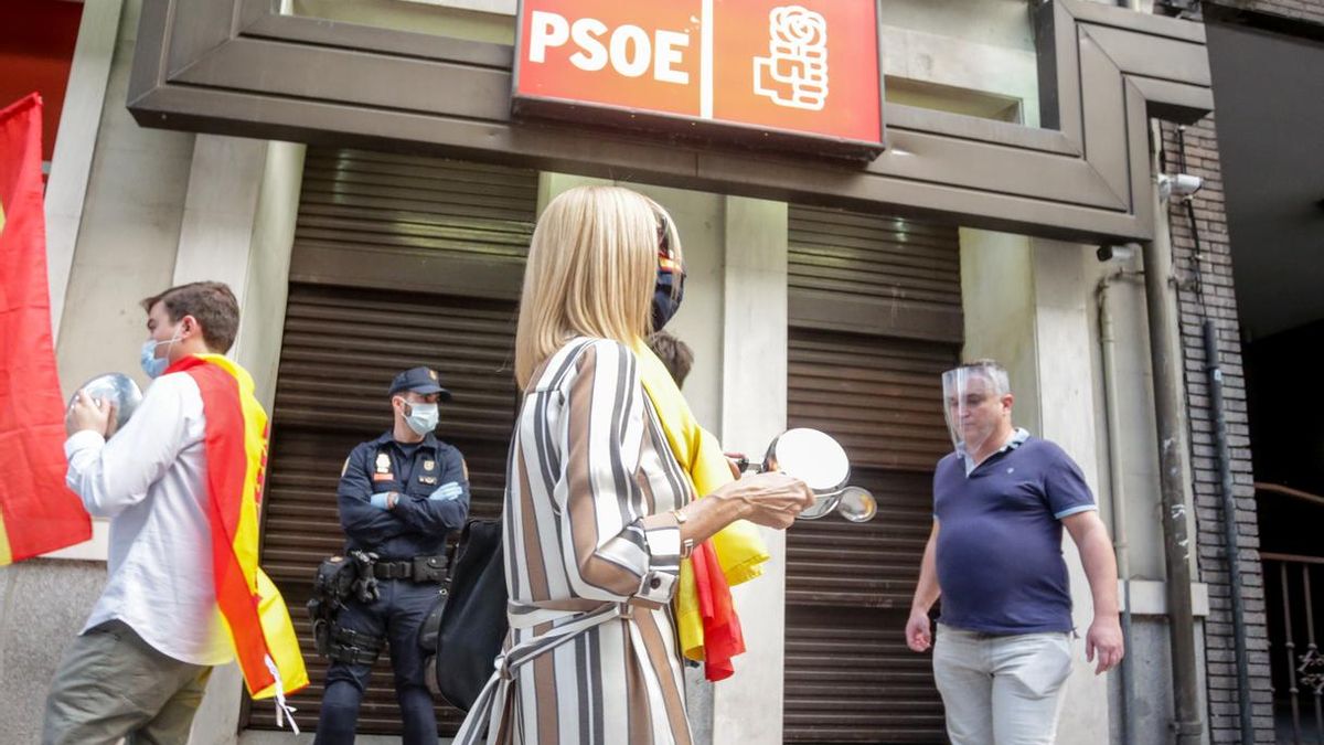 Protestas ante la sede del PSOE con gritos reclamando 'libertad' y exigiendo la dimisión del Gobierno