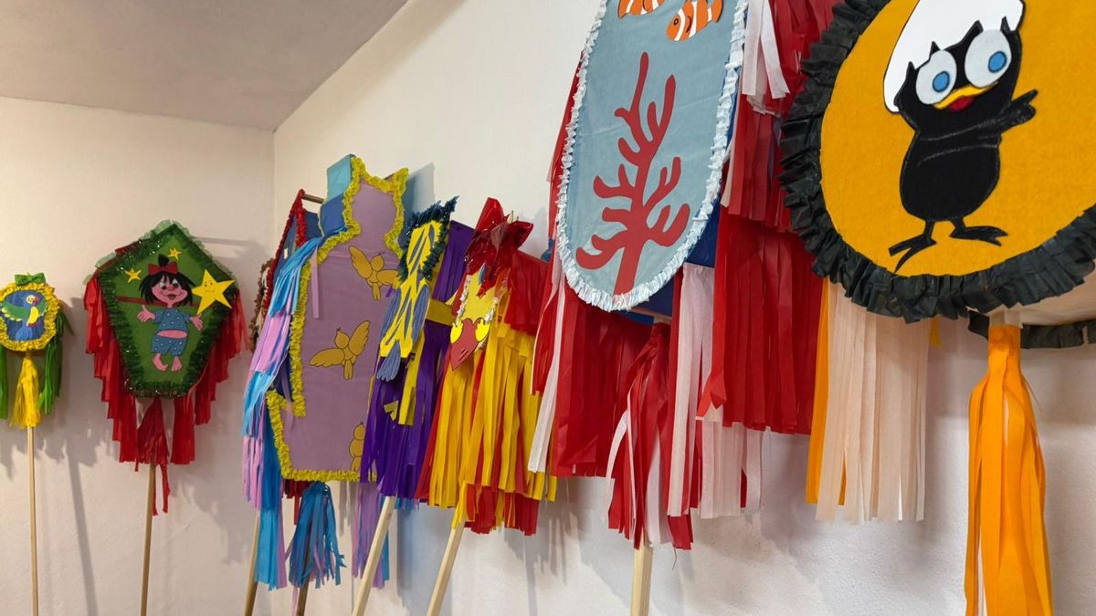 Detalle de la elaboración de los faroles para la Pandorga de esta edición.