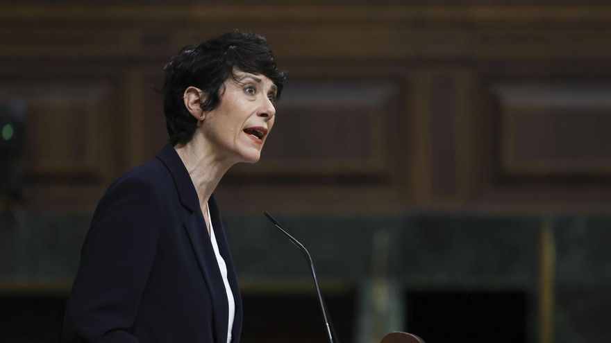 La portavoz del Gobierno y ministra de Inclusión, Seguridad Social y Migraciones, Elma Saiz, interviene durante la sesión de control al Gobierno, este miércoles, en el Congreso de los Diputados.