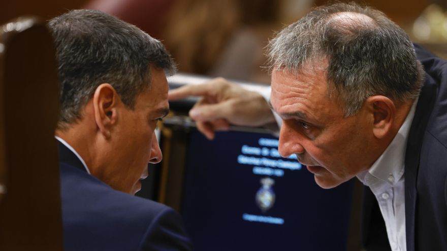 Sánchez habla con Enrique Santiago durante el pleno.