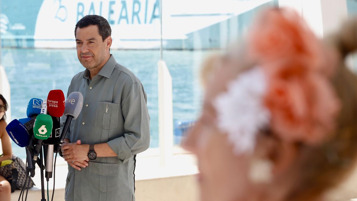 El presidente de la Junta de Andalucía, Juanma Moreno atiende a los medios de comunicación el pasado 20 de agosto en Málaga.